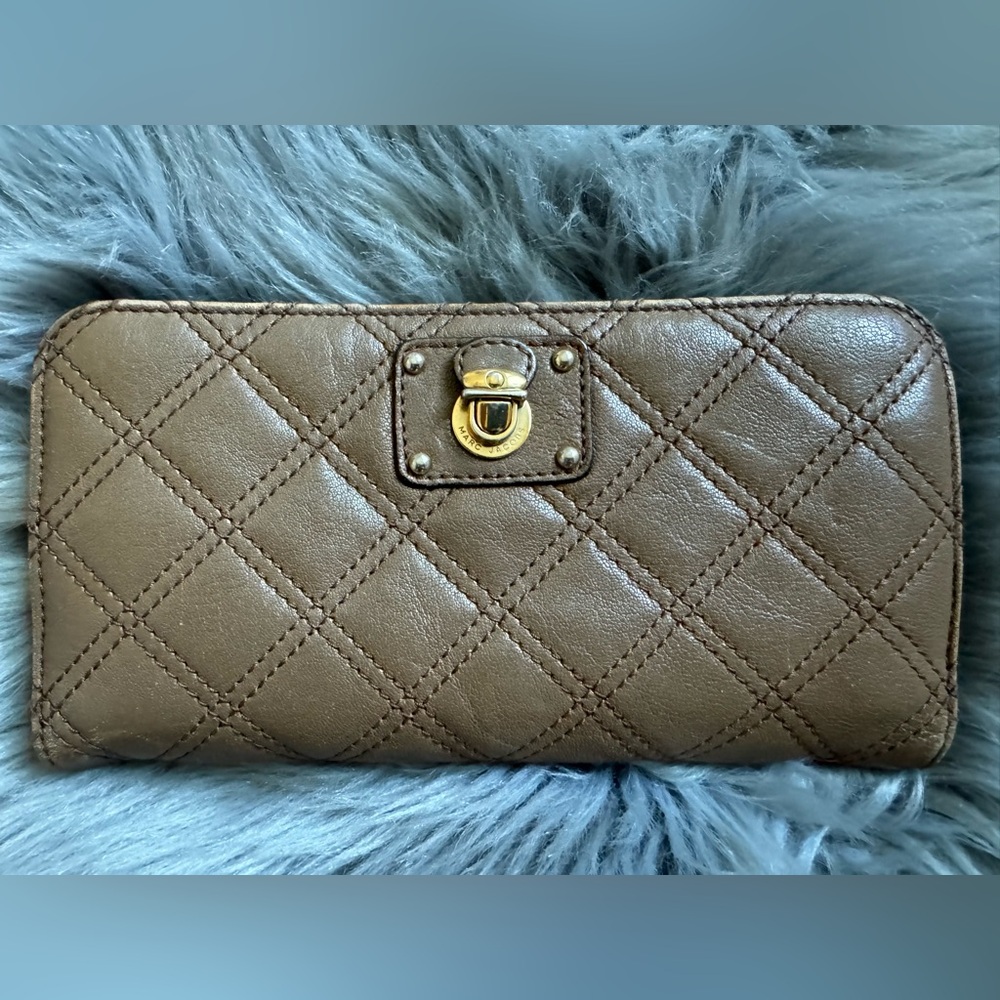 MARC JACOBS Quilted Wallet Logo Brown Gold Hware Womens CC Zip Pockets